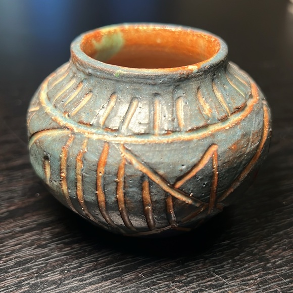 Annalise Wade Inuit Native American pottery incised fish small vase planter pot - Picture 5 of 8